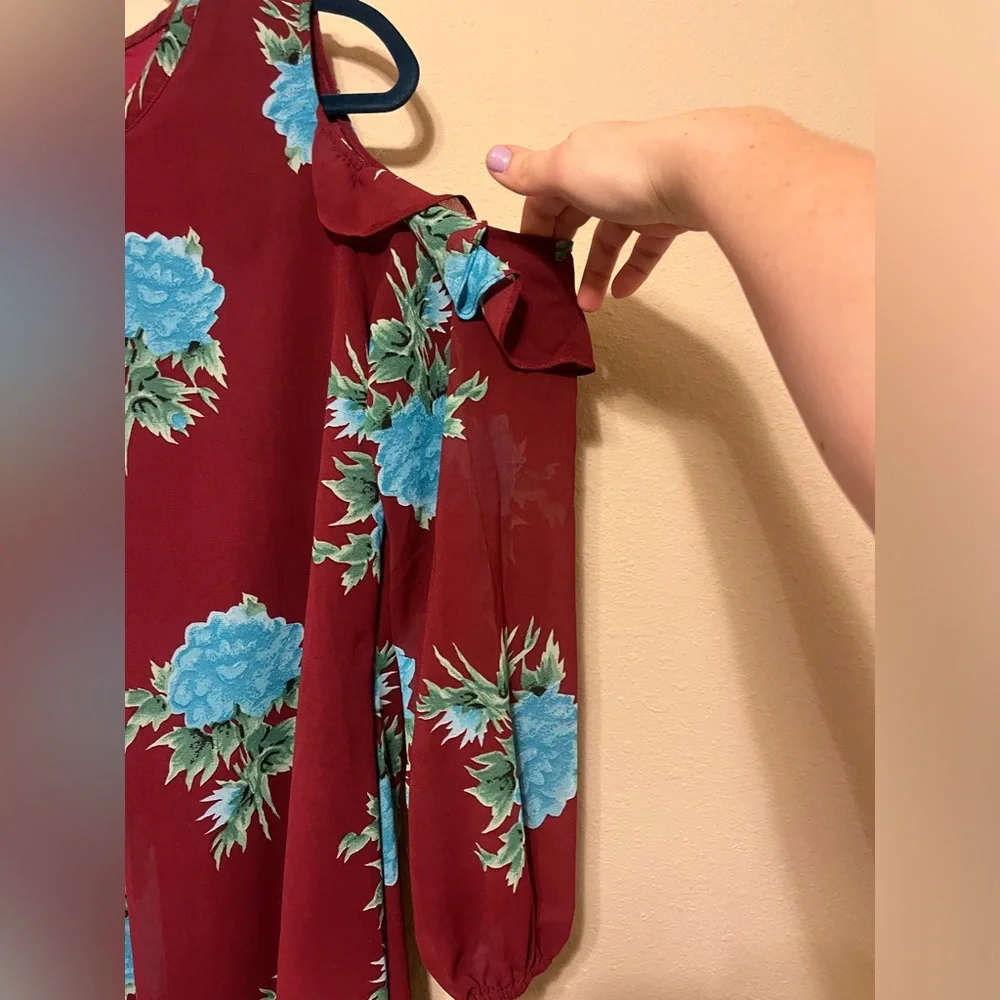Umgee Hydrangea Floral Maroon Cold Shoulder Tunic Dress || Size Medium - Picture 2 of 5